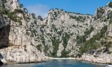Cassis yakınlarında beyaz kumlu plajlı Calanque d 'En-vau manzarası, Fransa' nın Provence kentindeki Calanques ulusal parkına tekne gezisi