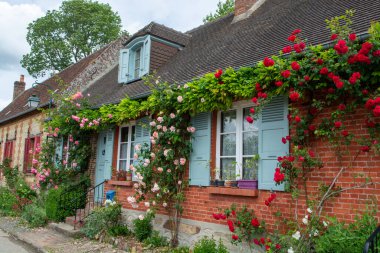 Turizm beldesi, en güzel Fransız köylerinden biri, Gerberoy - küçük tarihi köy, yarı keresteli evler ve renkli güller, Fransa