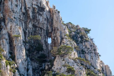 Kireçtaşı kayalıkları ve Cassis yakınlarındaki mavi deniz Provence, Fransa 'daki Calanques Ulusal Parkı' na tekne gezisi.