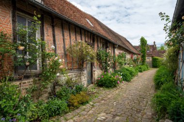Turizm beldesi, en güzel Fransız köylerinden biri, Gerberoy - küçük tarihi köy, yarı keresteli evler ve renkli güller, Fransa