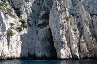 Kireçtaşı kayalıkları ve Cassis yakınlarındaki mavi deniz Provence, Fransa 'daki Calanques Ulusal Parkı' na tekne gezisi.