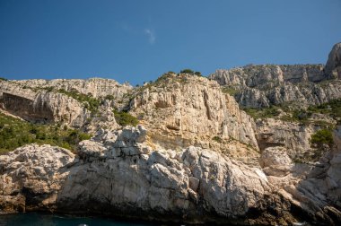 Kireçtaşı kayalıkları ve Cassis yakınlarındaki mavi deniz Provence, Fransa 'daki Calanques Ulusal Parkı' na tekne gezisi.