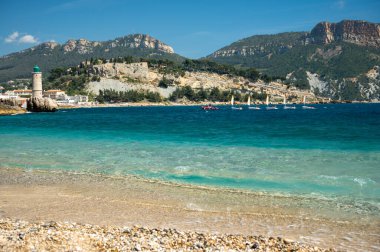 Kayalıkların panoramik manzarası, Plage du Bestouan sahilinde açık deniz suyu Cassis, Provence, Fransa