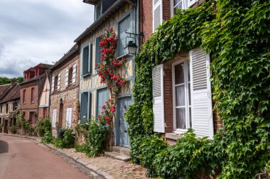 Turizm beldesi, en güzel Fransız köylerinden biri, Gerberoy - küçük tarihi köy, yarı keresteli evler ve renkli güller, Fransa