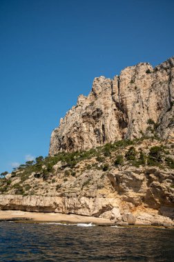 Kireçtaşı kayalıkları ve Cassis yakınlarındaki mavi deniz Provence, Fransa 'daki Calanques Ulusal Parkı' na tekne gezisi.