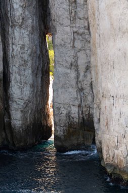 Kireçtaşı kayalıkları ve Cassis yakınlarındaki mavi deniz Provence, Fransa 'daki Calanques Ulusal Parkı' na tekne gezisi.