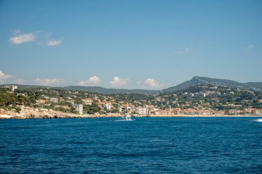Provencal Cassis 'teki deniz kenarından Fransa' nın Provence kentindeki Calanques Ulusal Parkı 'na tekne gezisi.