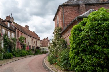 Turizm beldesi, en güzel Fransız köylerinden biri, Gerberoy - küçük tarihi köy, yarı keresteli evler ve renkli güller, Fransa