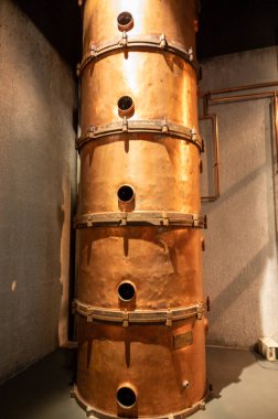 Normandiya, Calvados bölgesi, Fransa 'da güçlü alkollü elma suyu Calvados kalvadolarının damıtılması için eski ve modern ekipmanlar.