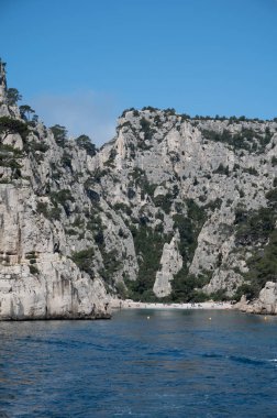 Cassis yakınlarında beyaz kumlu plajlı Calanque d 'En-vau manzarası, Fransa' nın Provence kentindeki Calanques ulusal parkına tekne gezisi
