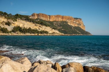 Provencal Cassis sahilinden manzara, Fransa 'nın Provence kentindeki Calanques Ulusal Parkı' na tekne gezisi