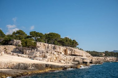 Cassis yakınlarındaki Calanque de Port-Miou, Provence 'deki Calanques Ulusal Parkı' na tekne gezisi, Fransa 'daki yaz tatili.