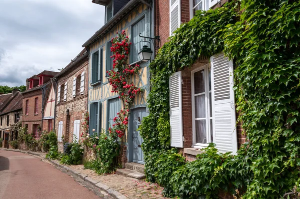 Turizm beldesi, en güzel Fransız köylerinden biri, Gerberoy - küçük tarihi köy, yarı keresteli evler ve renkli güller, Fransa
