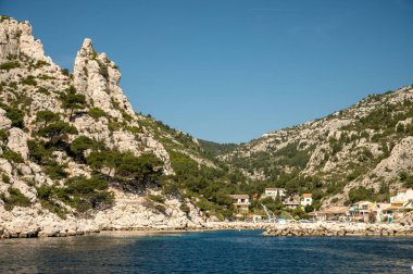Kireçtaşı kayalıkları ve Cassis yakınlarındaki mavi deniz Provence, Fransa 'daki Calanques Ulusal Parkı' na tekne gezisi.