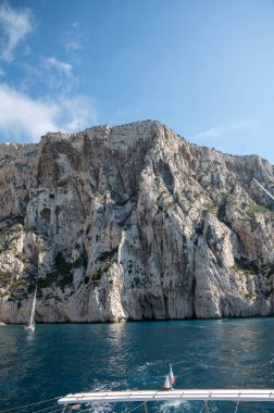 Kireçtaşı kayalıkları ve Cassis yakınlarındaki mavi deniz Provence, Fransa 'daki Calanques Ulusal Parkı' na tekne gezisi.