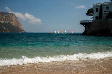 Kayalıkların panoramik manzarası, Plage du Bestouan sahilinde açık deniz suyu Cassis, Provence, Fransa