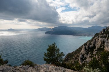 La Ciotat 'tan Cassis' e giden turistik rota D141, mavi deniz manzaralı, kireçtaşı uçurumları ve yeşil çam ormanı, Fransa 'nın Provence kentinde tatil
