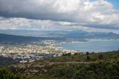 Tarihsel Provencal şehri La Ciotat 'ın panoramik hava manzarası. Fransa' nın Provence kentinde eski büyük bir tersane yaz tatili.