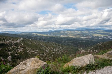 La Ciotat 'tan Cassis' e giden turistik rota D141, kumlu kireçtaşı uçurumları ve yeşil çam ormanları panoramik manzara, Fransa 'nın Provence kentinde tatil