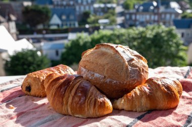 İki taze tereyağlı kruvasan ve beyaz buğday çiftçileri Fransız fırınından fırlamış.