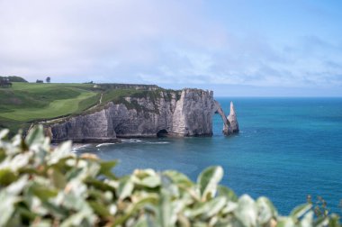 Tebeşir kayalıkları, Atlantik okyanusu ve Fransa 'nın Normandiya eyaletindeki Porte d' Aval kemerindeki panoramik manzara. Turistler için tatil yeri.
