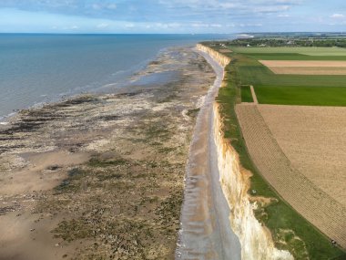 Beyaz halk kayalıkları, Pays de Caux 'nun yeşil tarlaları ve küçük bir köy olan Veules-les-Roses, Normandiya yakınlarındaki Atlantik Okyanusu' nun suyu üzerinde hava manzarası. Turistler için tatil yeri.