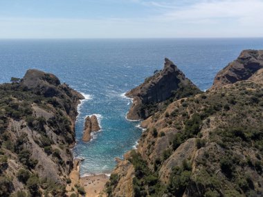 La Ciotat, Provence, Fransa yakınlarındaki mavi Calanque de Figuerolles 'de Rocher du capucin uçurumu, Fransa' da yaz tatili