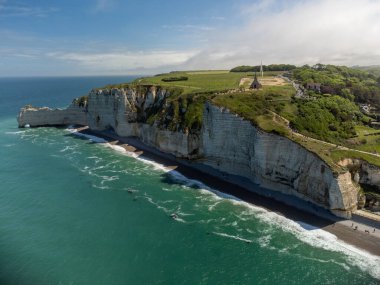 Tebeşir kayalıkları, yeşil çayırlar ve Etretat, Normandiya, Fransa 'daki Atlantik Okyanusu üzerindeki hava panoramik manzarası. Turistler için tatil yeri.