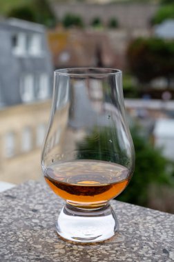 Viski barajı arka plandaki eski evleri gören, Edinburgh viski tatma turu, İskoçya