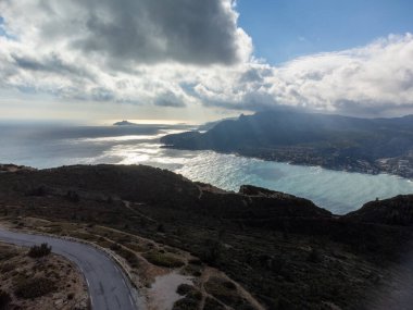 La Ciotat 'tan Cassis' e giden turistik rota D141, eski Cassis kentinin limanına havadan panoramik manzara, mavi deniz, kireçtaşı uçurumları ve yeşil çam ormanı, Fransa 'nın Provence kentinde tatil