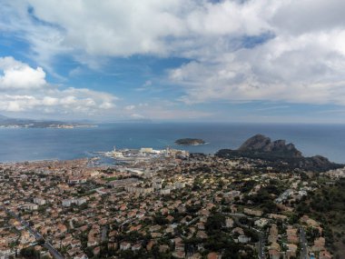 Tarihsel Provencal şehri La Ciotat 'ın panoramik hava manzarası. Fransa' nın Provence kentinde eski büyük bir tersane yaz tatili.
