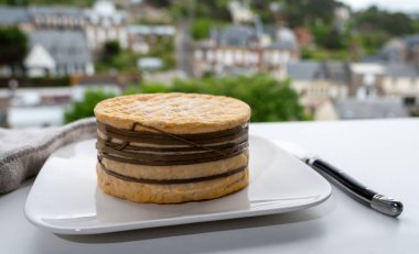 Lisieux, Calvados bölgesinden sarı livarot inek peyniri tatmak ve Fransa 'nın Normandiya, Etretat' taki eski evlere bakmak