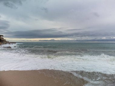 Kumsalda, denizde, kayalıklarda, evlerde, caddelerde ve Cassis, Provence, Fransa 'da deniz feneri olan eski balıkçıların limanında panoramik manzara