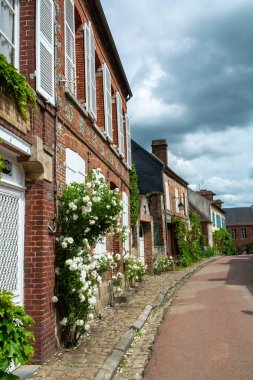 Turizm beldesi, en güzel Fransız köylerinden biri, Gerberoy - küçük tarihi köy, yarı keresteli evler ve renkli güller, Fransa