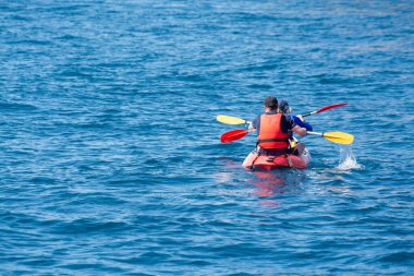 Kimliği belirlenemeyen iki sporcu Cassis yakınlarındaki Calanque de Port-Miou, Fransa 'nın Provence kentindeki Calanques Ulusal Parkı' na gezi yapıyor.