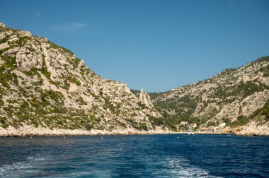 Kireçtaşı kayalıkları ve Cassis yakınlarındaki mavi deniz Provence, Fransa 'daki Calanques Ulusal Parkı' na tekne gezisi.