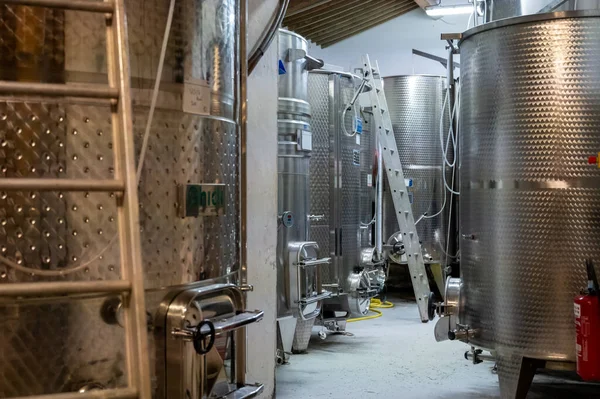 法国南部普罗旺斯生产优质红葡萄酒 玫瑰酒和白葡萄酒的现代设备 — 图库照片