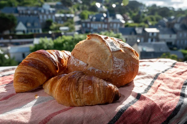 Dva Čerstvé Pečené Máslo Croissanty Bělavé Pšenice Zemědělci Breasd Řemeslné — Stock fotografie