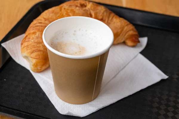 Kopi Cappuccino Dan Segar Dipanggang Croissant Sarapan Perancis Takeaway Toko — Stok Foto