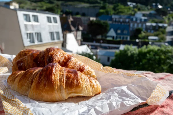Dva Čerstvé Pečené Máslové Croissanty Řemeslné Francouzské Pekárny — Stock fotografie