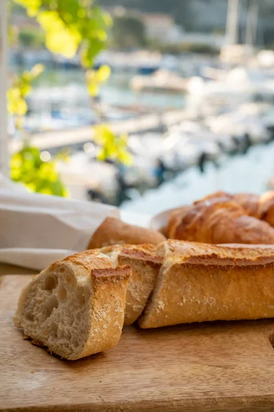 Zomer Ochtend Provence Traditioneel Ontbijt Met Verse Croissants Stokbrood Uitzicht — Stockfoto