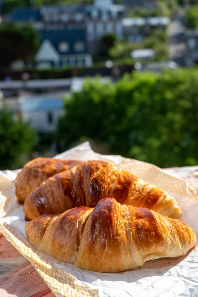 Dva Čerstvé Pečené Máslové Croissanty Řemeslné Francouzské Pekárny — Stock fotografie