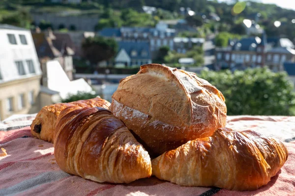 Dva Čerstvé Pečené Máslo Croissanty Bělavé Pšenice Zemědělci Breasd Řemeslné — Stock fotografie