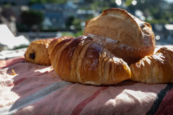 İki taze tereyağlı kruvasan ve beyaz buğday çiftçileri Fransız fırınından fırlamış.