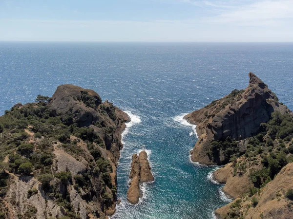 法国普罗旺斯La Ciotat附近蓝色Calanque Figuerolles的Rocher Capucin悬崖 法国暑假 — 图库照片