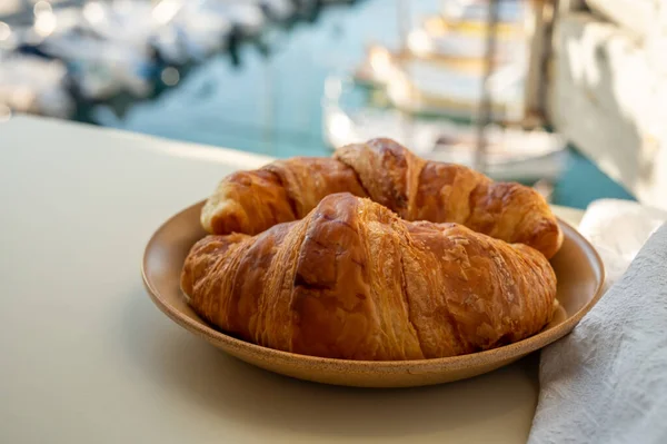 Letní Ráno Provence Tradiční Snídaně Čerstvými Pečenými Croissanty Pohled Rybářské — Stock fotografie