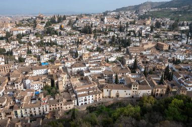 Hava manzaralı binalar, eski bölge, dağlar ve saray, dünya mirası şehir Granada, Endülüs, İspanya ilkbaharda