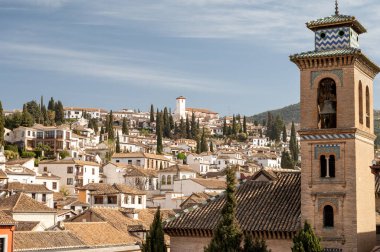 Dünya Mirası Şehri Granada, Endülüs, İspanya 'nın eski orta kesimindeki binaların çatıdan görünüşü