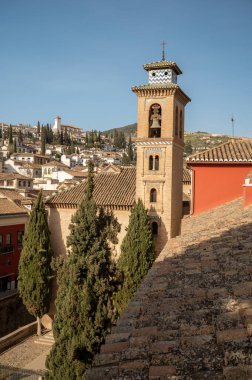 Dünya Mirası Şehri Granada, Endülüs, İspanya 'nın eski orta kesimindeki binaların çatıdan görünüşü