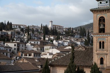 Dünya Mirası Şehri Granada, Endülüs, İspanya 'nın eski orta kesimindeki binaların çatıdan görünüşü